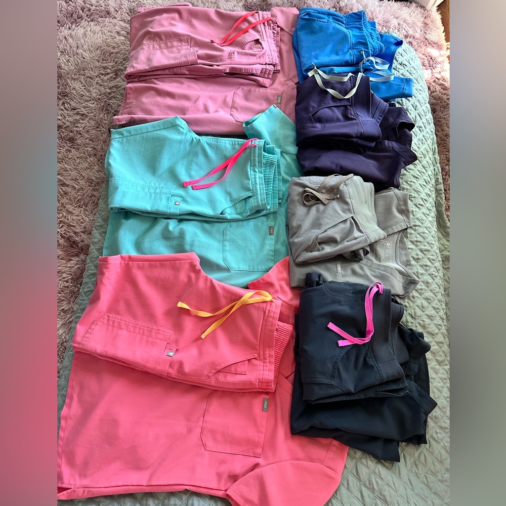 Huge FIGS scrubs lot! ( 7 pair!) 🌸